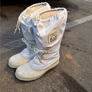 Sorel Snowlion White Winter Boots size 8 *FLAW